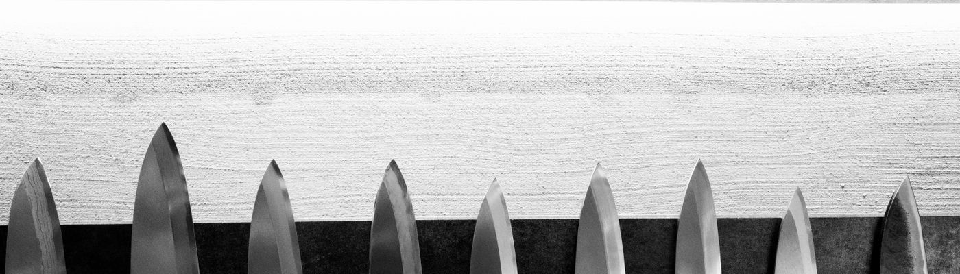 壁に並ぶ和包丁の刃先