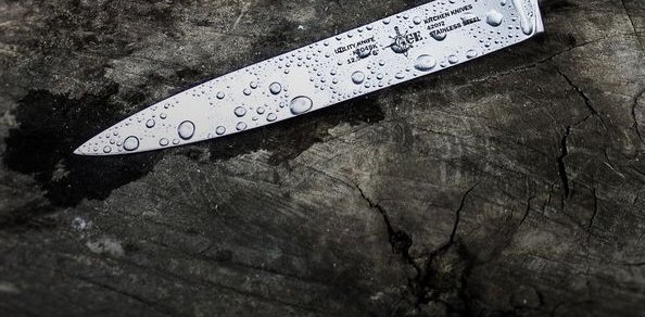 水滴のついた包丁の刃
